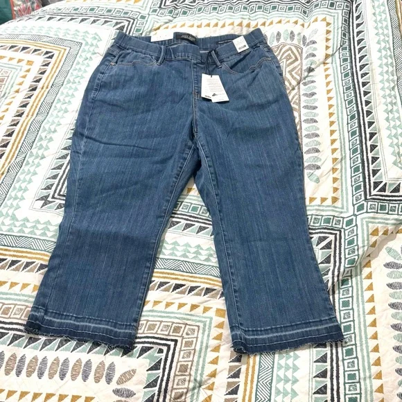 NWT JUDY BLUE High Waist Pull On Capri Denim - Picture 5 of 8